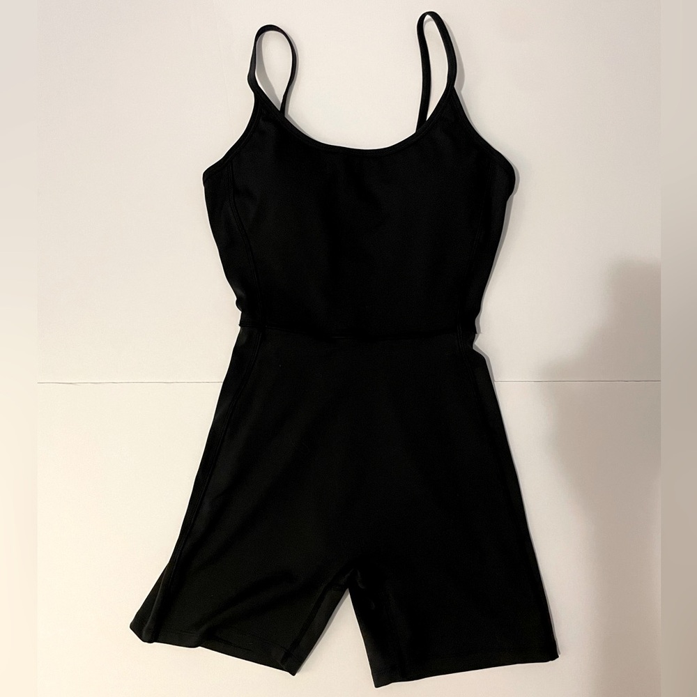 One Piece, brushed fabric. Featuring a 5" shorts length, removeable cups.